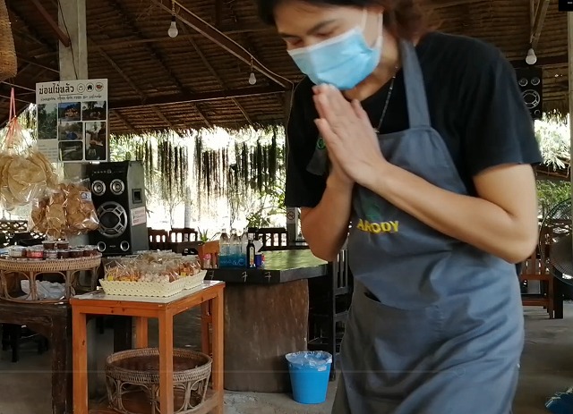 チェンマイ郊外のローカルカフェのかわいいスタッフ