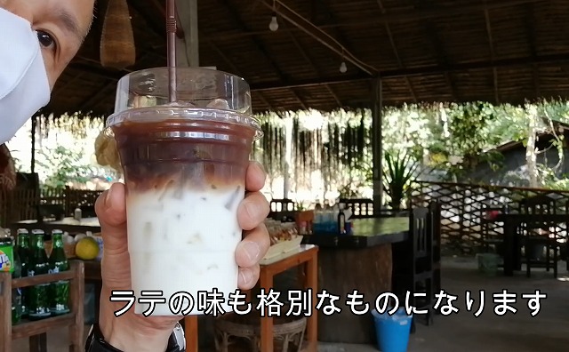 チェンマイ郊外のローカルカフェのアイスラテ